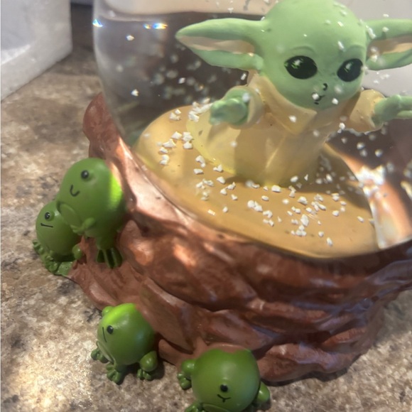 Star Wars The Mandalorian Snow Globe - Picture 6 of 10